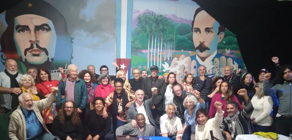 Nación y Emigración (@nacionyemig) on Twitter photo Cubanos y amigos solidarios en #Argentina🇦🇷 conmemoraron el 130 aniversario de la caída en combate de #Marti y el #DiaNacionaldeArgentina.
La jornada se transformó en un reclamo por el cese de la asfixia económica a #Cuba🇨🇺.
#TumbaElBloqueo
#JuntosXCuba Cubanos y amigos solidarios en #Argentina🇦🇷 conmemoraron el 130 aniversario de la caída en combate de #Marti y el #DiaNacionaldeArgentina.
La jornada se transformó en un reclamo por el cese de la asfixia económica a #Cuba🇨🇺.
#TumbaElBloqueo
#JuntosXCuba