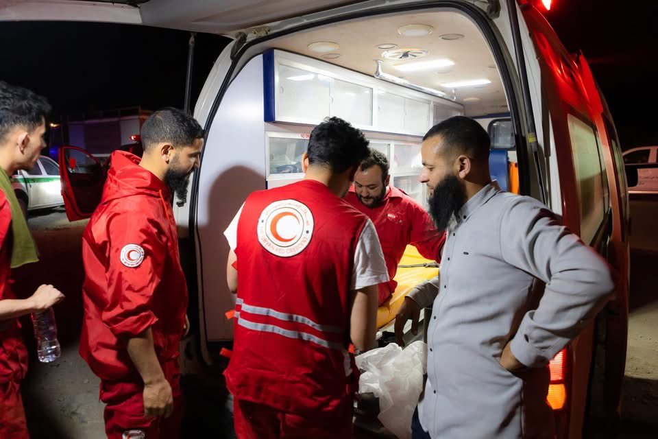 HadidRad's tweet image. 🌟 Huge thanks to the volunteers of the #libyaRC! 🌟 emergency response team from Al-Bayda branch  combating wildfires in Wadi al-Kouf. Setting up emergency post to provide vital first aid fulfiling NS auxiliary role .Together, we can protect our local communities! 👏