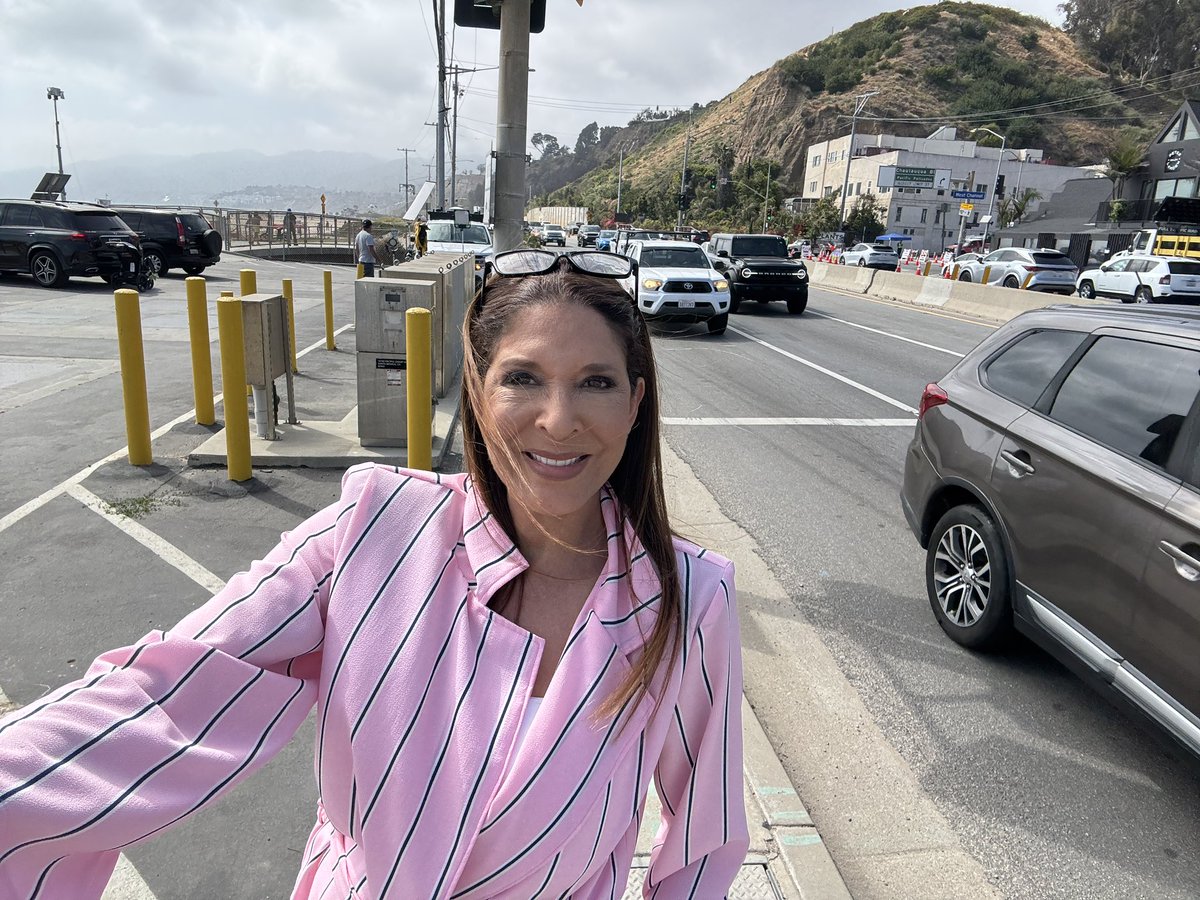 DevineNews's tweet image. It’s been a minute since I’d done live shots, reporting live during the newscast. 🙌
Did field anchoring for @FoxLA for the reopening of Pacific Coast Highway on Friday. PCH is now open to the public after being closed since January after the Palisades wildfire.