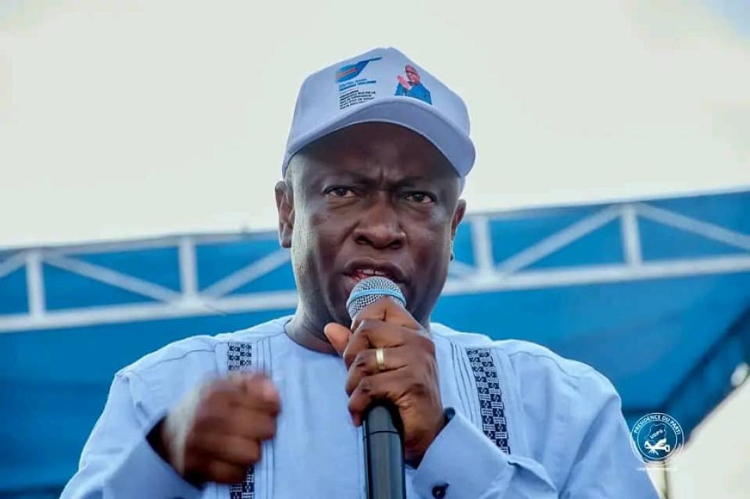 Pendant 45min de discours Kabila n'a cité le nom de personne. 

En réponse Kabuya :
Introduction  : Kabila est rwandais
Développement : Kabila n'est pas sérieux 
Conclusion : Kabila a fuit le pays clandestinement. 

Pour 10min le nom de Kabila est cité 22 fois par Kabuya.

Oyo
