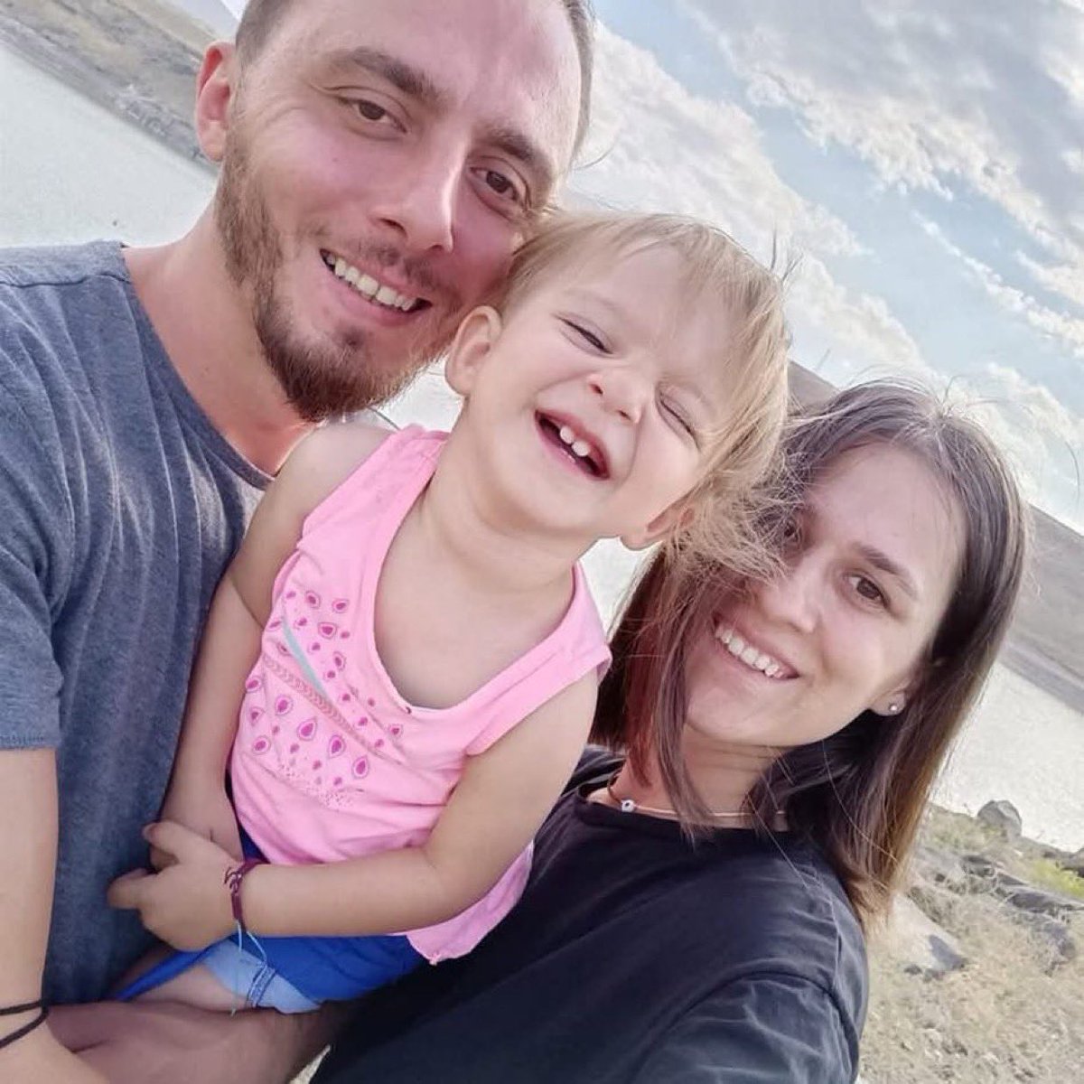 Bir ihmal, bir meslektaşımı daha hayattan aldı…

İzmir Şehir Hastanesi Çocuk Acil Servisi’nde görev yapan Dr. Mehmet Fatih Baltacı, ailesiyle birlikte kahvaltı yapmak için gittiği bir restoranda, üzerine duvar çökmesi sonucu hayatını kaybetti.
Eşi ise ağır yaralı…

Kendisine