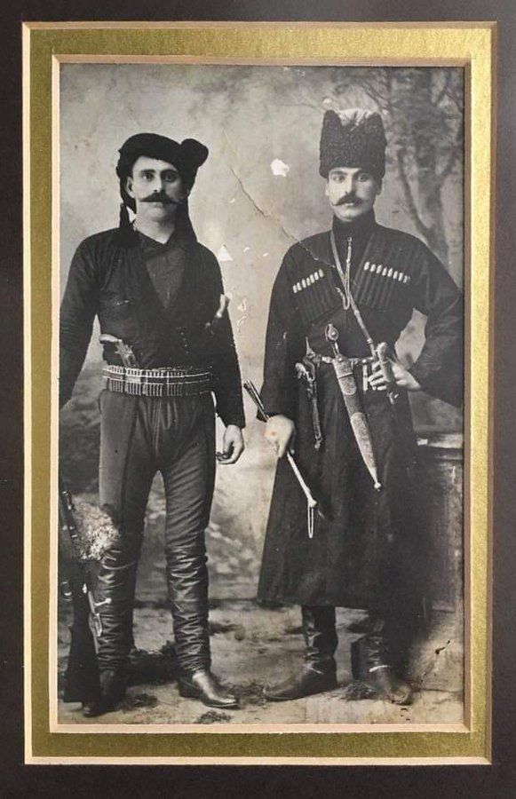 TaoKlarceti08's tweet photo. 19.yy Trabzon; Laz ve Çerkes Beyleri Imamecizade Ahmet Refik Efendi (solda) and Hacialihafizzade Omer Efendi (sağda). https://t.co/UXtLE2QXKf