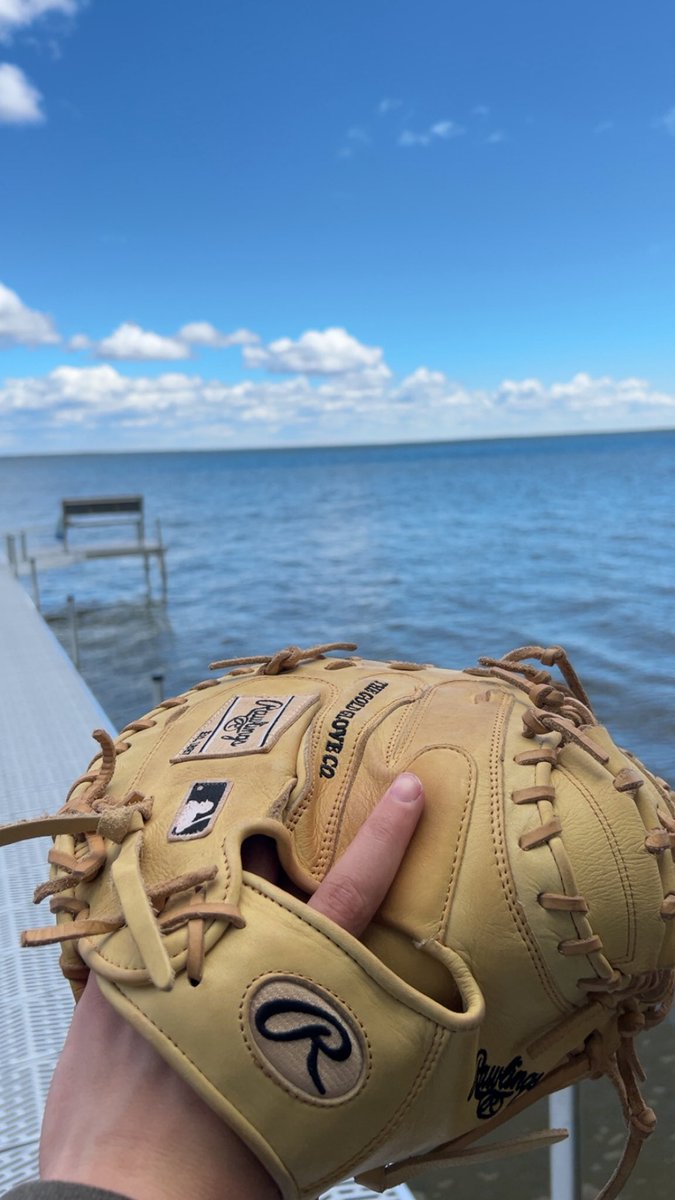 TimRodgersCBS's tweet photo. Yes I’m white, yes I have a boat. And yes, two in the pinky. https://t.co/CjsGOJJ9Em