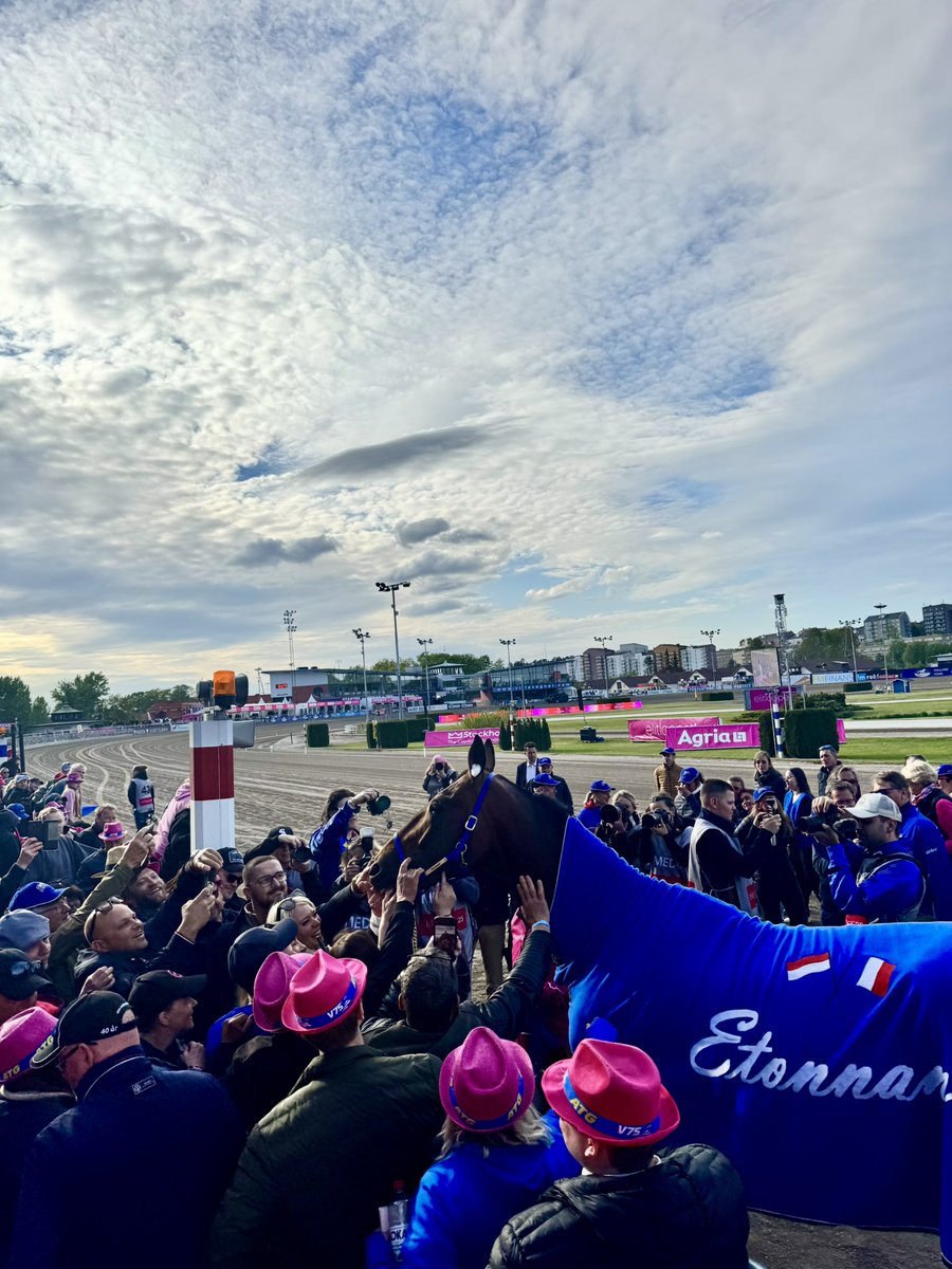 En av dom finaste stunderna denna helg när Etonnant fick sin avtackning ✨ <a href="/Solvalla/">Solvalla</a> <a href="/RichardWesteri1/">Richard Westerink</a>