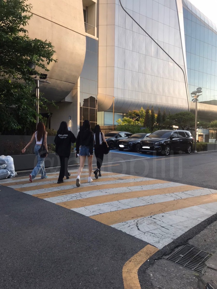 YGNWGGBR's tweet photo. #INFO • Trainees foram vistas chegando ao prédio da YG há algum tempo 👀
#YGNEWGIRLGROUP #YGNGG #NEWGG https://t.co/DnDhYtBUes