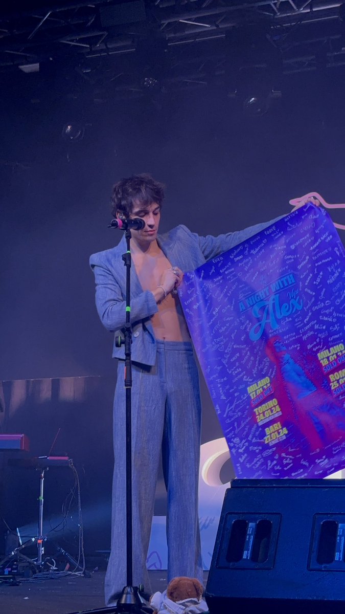 aaccade's tweet photo. alex wyse sa che continueremo ad arredargli casa fino a che continuerà a fare concerti 🏠🤍 #alexwyse https://t.co/P2hu9YlEOM