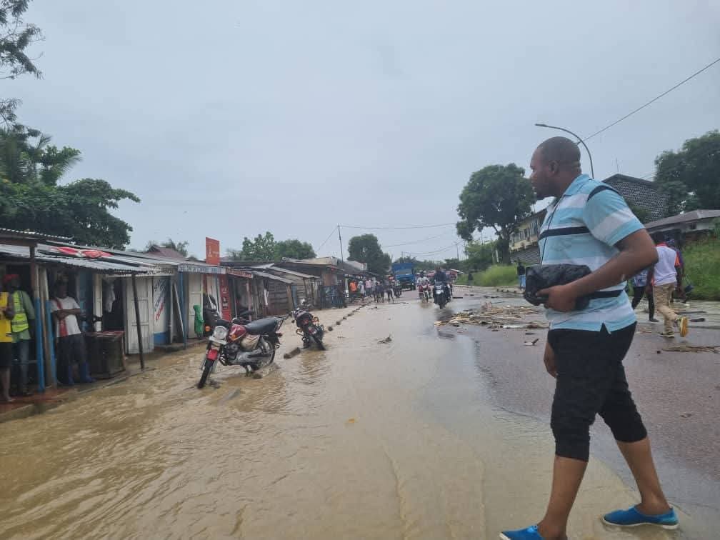 sergesindani01's tweet image. 🔴#RDC Kisangani, sur la grande artère de la route #TP, en mode #Kabasele après les débordements des eaux de pluie ce dimanche.