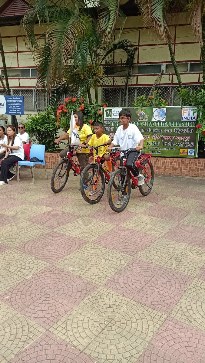 Flagging off a cycling event for journalists and son ☺️ 
Handing him the finisher's certificate too 😊