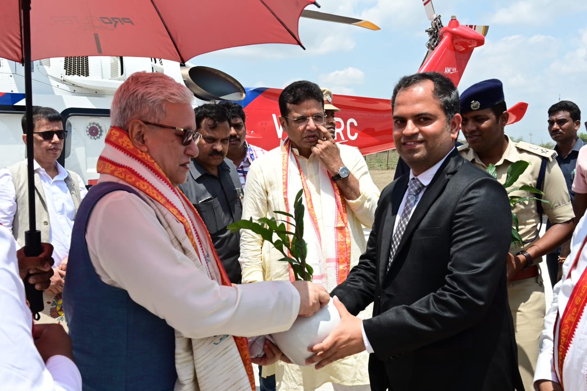 Collector_JSK's tweet photo. It was an honour to welcome the Hon'ble Governor of Telangana to Kaleshwaram on the auspicious occasion of Saraswati Pushkuralu. His visit inspires our ongoing efforts in organising the event. https://t.co/mEFbnJtx3x