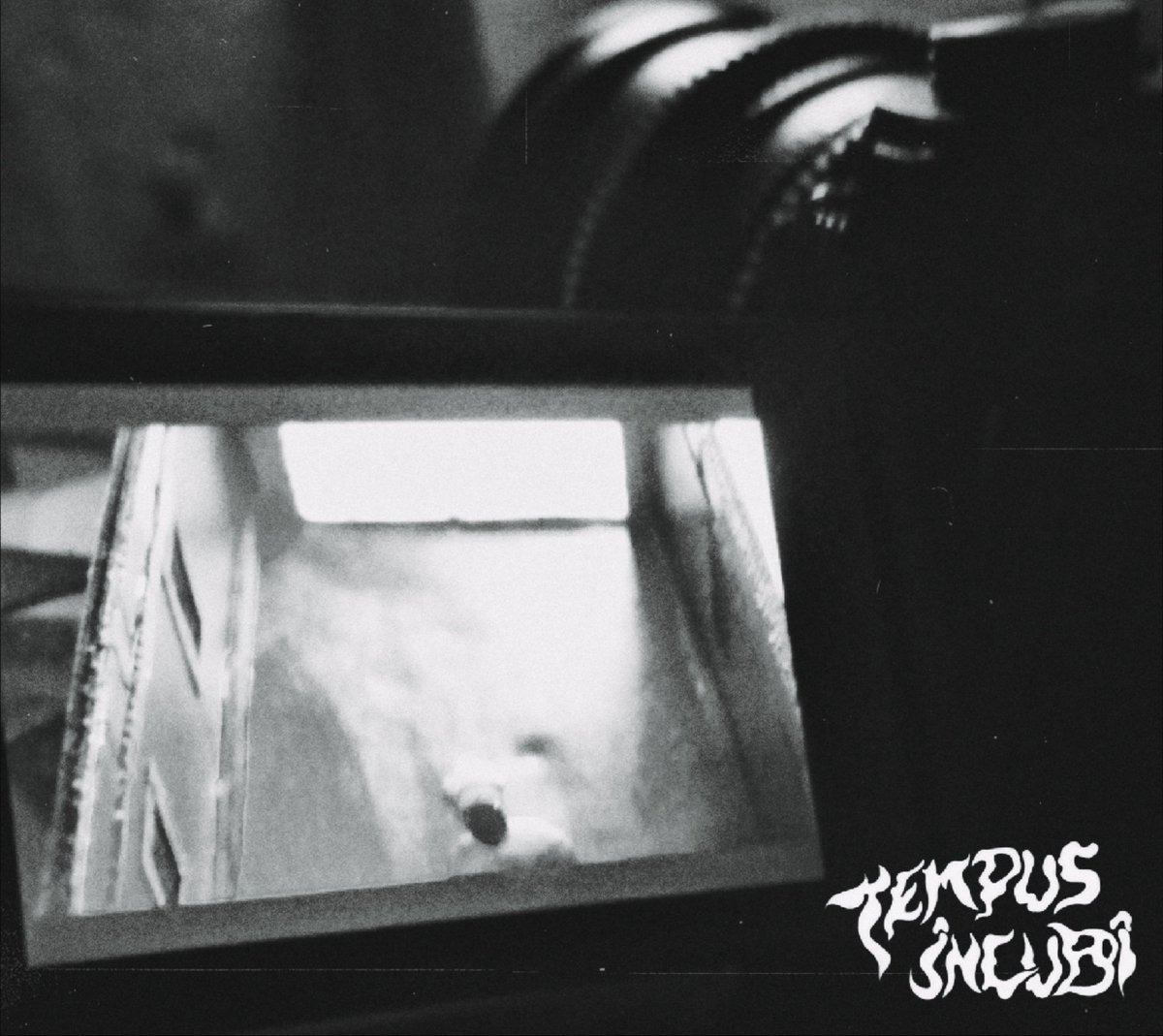 CoqProduction's tweet photo. On se rapproche de la fin 🎬 

Voici une dernière image des coulisses avant l'arrivée du teaser final qui viendra une fois que le court-métrage sera entièrement monté ! 

#TempusIncubi🚪 https://t.co/lREQIu9GR9