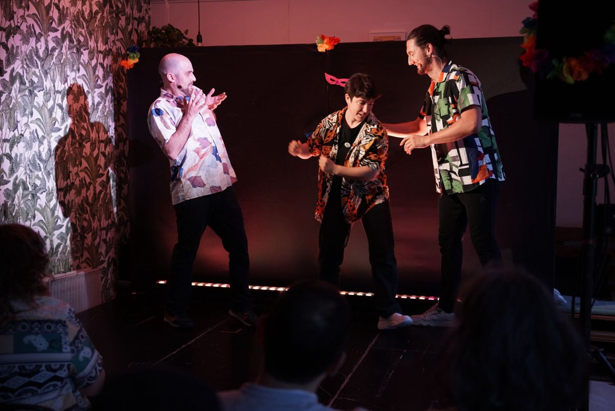 Eguneroko istorioak, ustekabeko birak eta zuzeneko umore-festa gaur ‘Inprofestakzioa’ antzezlanarekin entzun eta bizitu ditugunak. 🎊

#Poltsiko