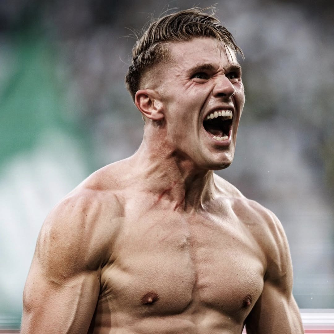 Trivela_FR's tweet photo. Incroyable ! Le Sporting égalise à la 90+10 sur penalty ! 🤯

Viktor Gyokeres envoie les deux équipes en prolongations ! 1-1. 👏🏻🟢 https://t.co/lF52ft02lg