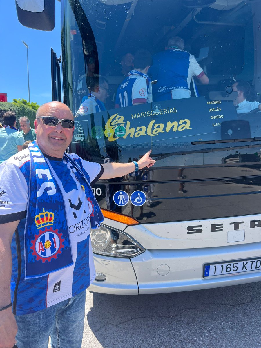 RinconAviles's tweet photo. Representación del Rincon del Real Avilés , ante el autobús patrocinado por Marisquerías La Chalana https://t.co/vcDwbL0SCX