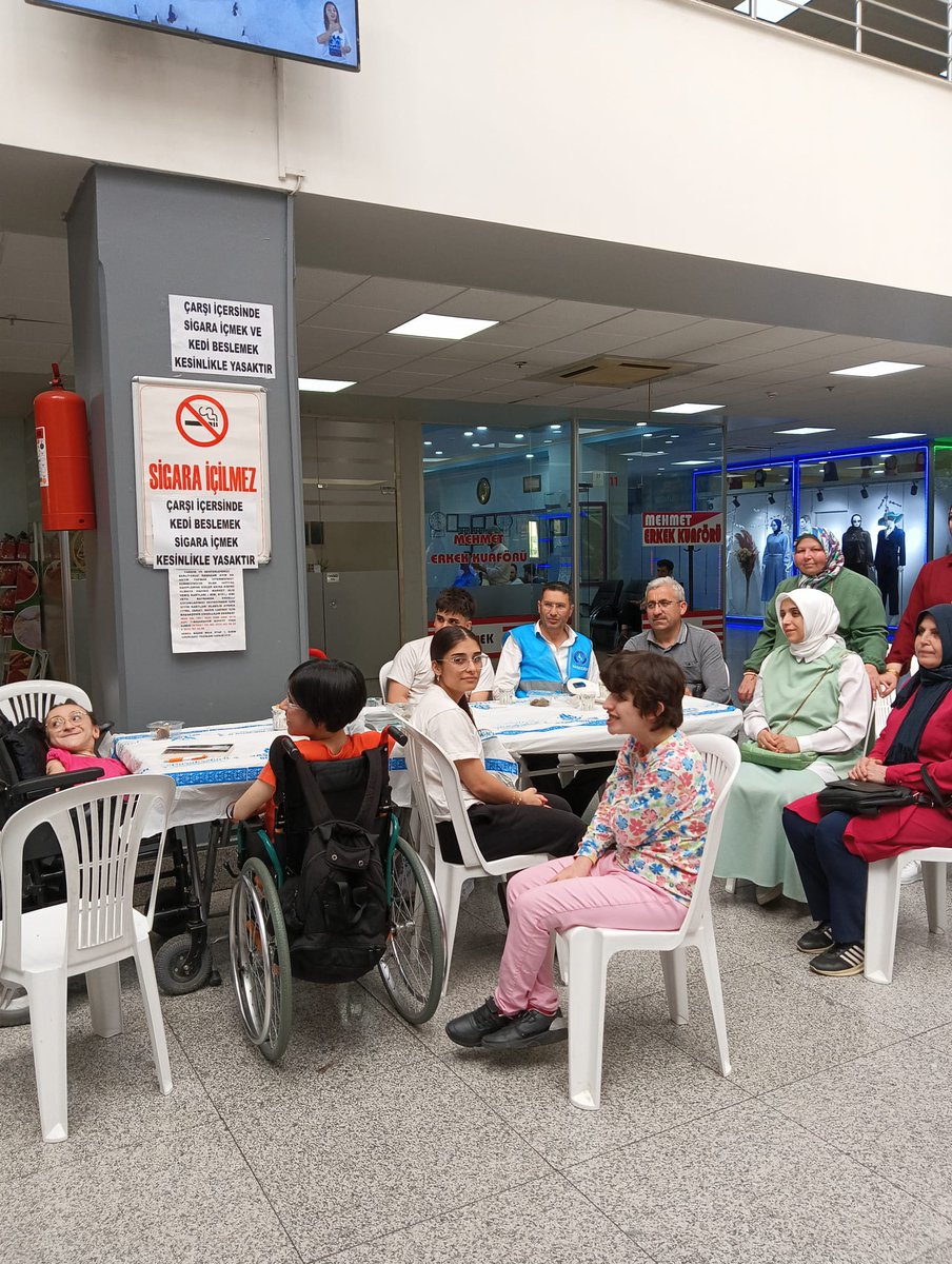 BASEDER_'s tweet photo. Başakşehir Engelliler Derneğimizin Düzenlemiş olduğu Hayır çarşısı kermesimize Kent konseyi kadın meclis başkanı Yıldız Dağdeviren hanım Evlatları ile gelerek bizleri çok mutlu etti Herzaman bizlerin yanında olduğu için kedilerine çok teşekkür ederiz BAŞEDER Baş.Abdullah Polat https://t.co/4tH2mm8oqs
