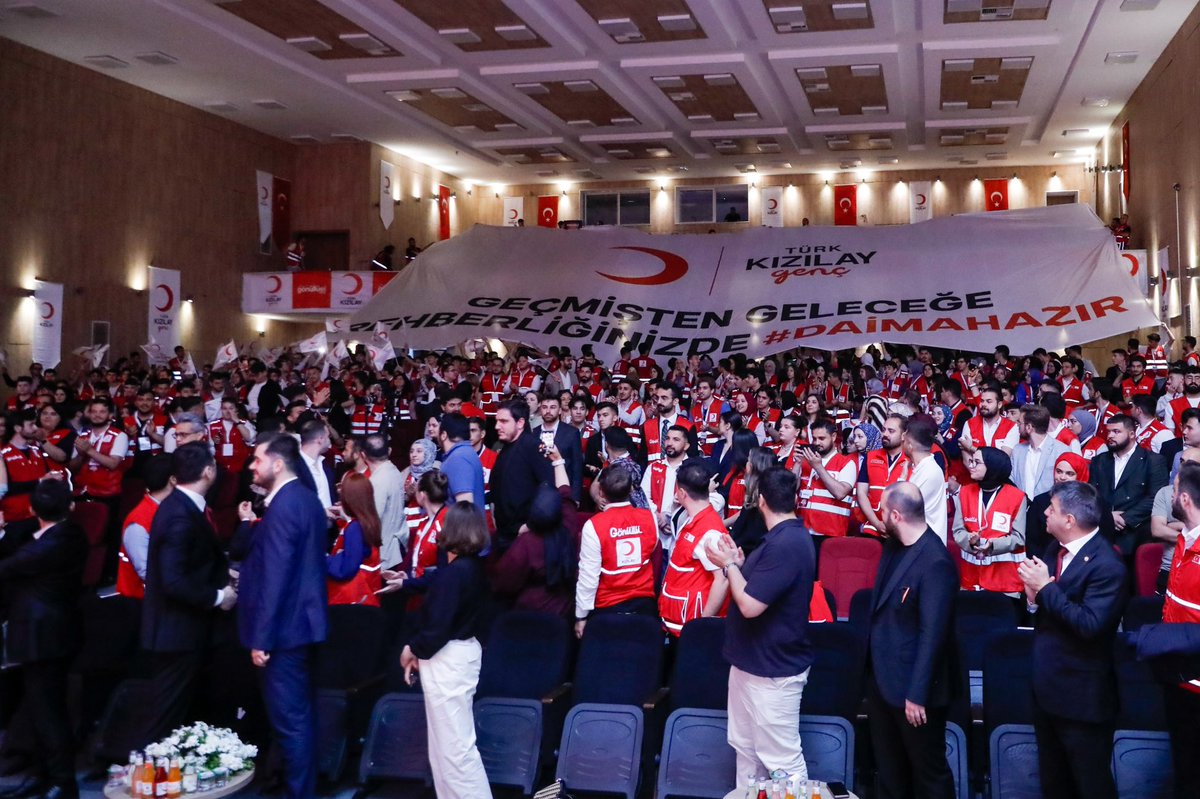 FatmaMericYlmaz's tweet photo. Bugün Genç Kızılay’da sadece bir görev devri değil, bir iyilik nöbeti devri yaşandı.

Ömer Faruk Çalışkan’a, emek dolu katkıları ve gençliğe kattığı güç için teşekkür ediyorum. Önceki Genel Başkan Emre Koç ile birlikte Kızılay yönetiminde üstlendikleri yeni görevler, gençliğe duyduğumuz güvenin en somut göstergesidir.

Görevi devralan Utku İlhan’a güvenim tam, yolumuz açık olsun.

Gençliğin adım attığı her yerde iyilik büyür.
#DaimaHazır #GençKızılay