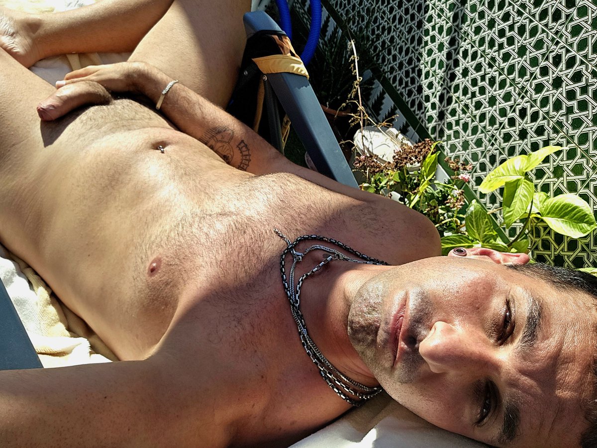 ItsRedPup's tweet image. Al buen tiempo... Toca ponerse moreno,no??  🤭