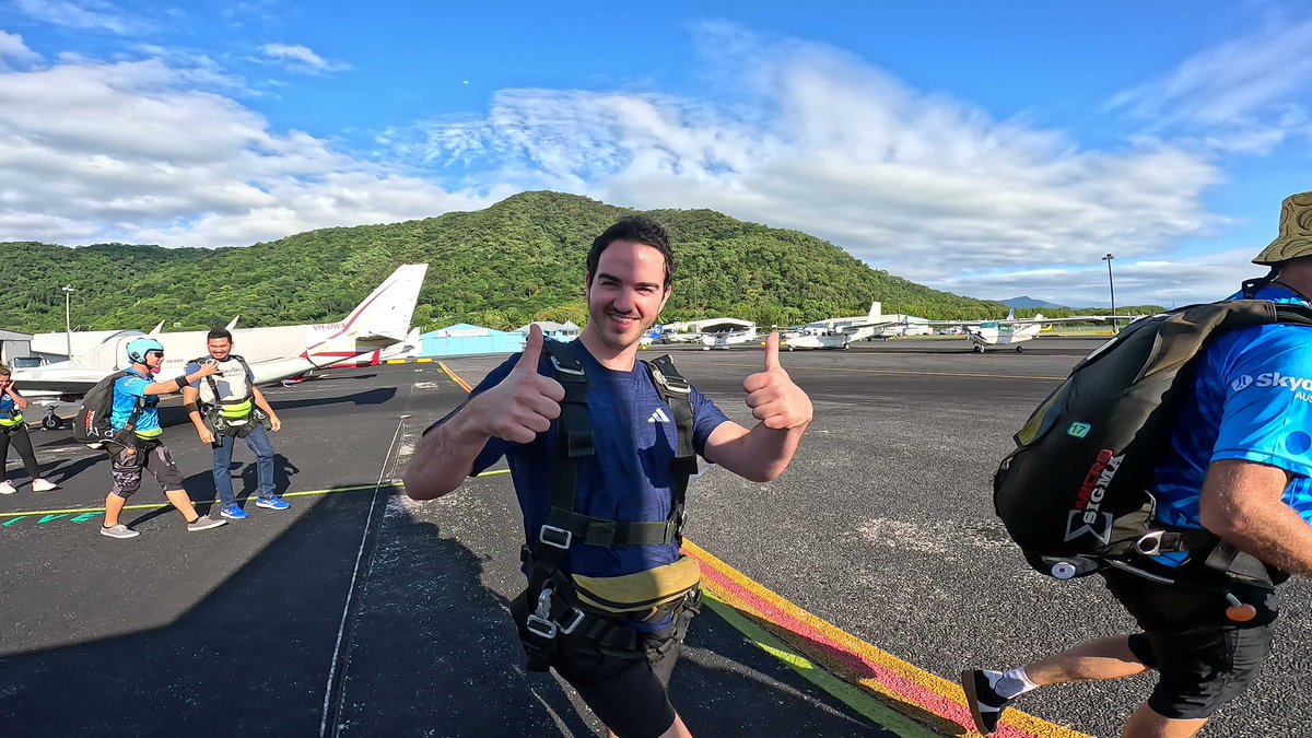 DavidAtkins's tweet image. I ticked a 15,000ft Sky Dive off of my bucket list  ✈️🪂