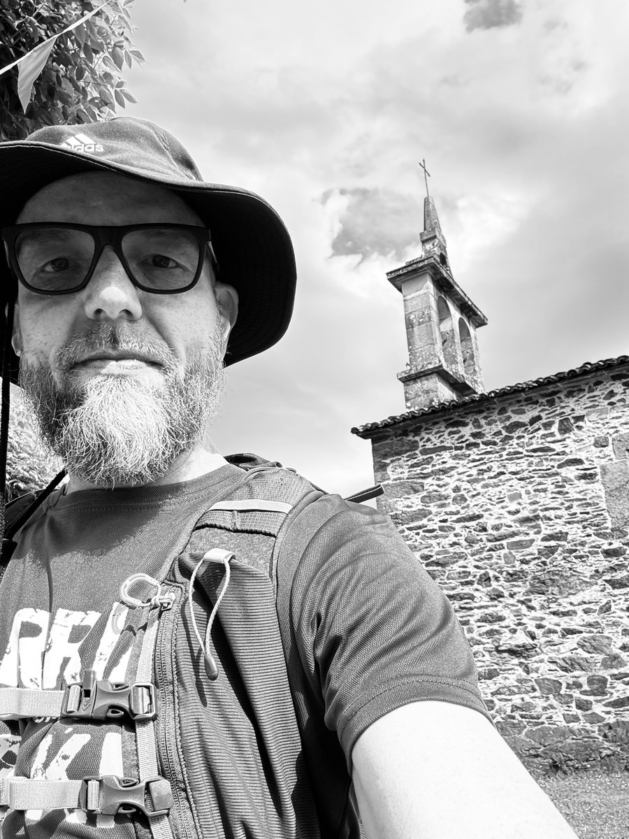 Last week I got back from Spain with Pip's family.  We hiked the El Camino from Sarria to Santiago!  It was such a great experience and got to brush up on my español!  My mother-in-law had just turned 80 and it was on her bucket list.