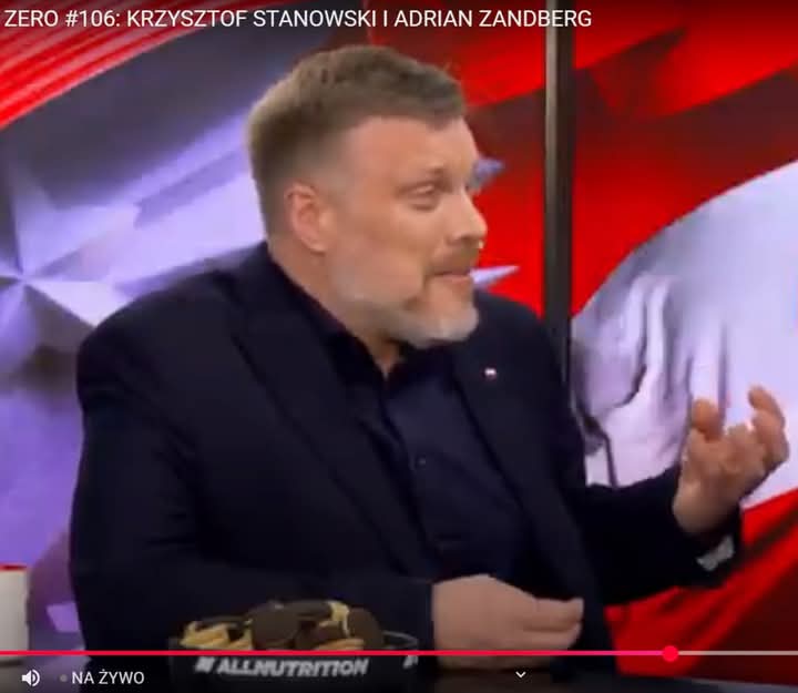 OMielec's tweet photo. .@ZandbergRAZEM wyjaśnił właśnie u @K_Stanowski, skąd wzięła się poduszka @FksStalMielec. @_mkonieczny jest fanem piłki i nalegał, by upolować słynne oliwki z anchois, przy okazji poduszkę, powiedzmy, zapewniającą utrzymanie. Na zdjęciu ilustruje wielkość tej puszeczki ;) #Mielec https://t.co/JrAieVThqi