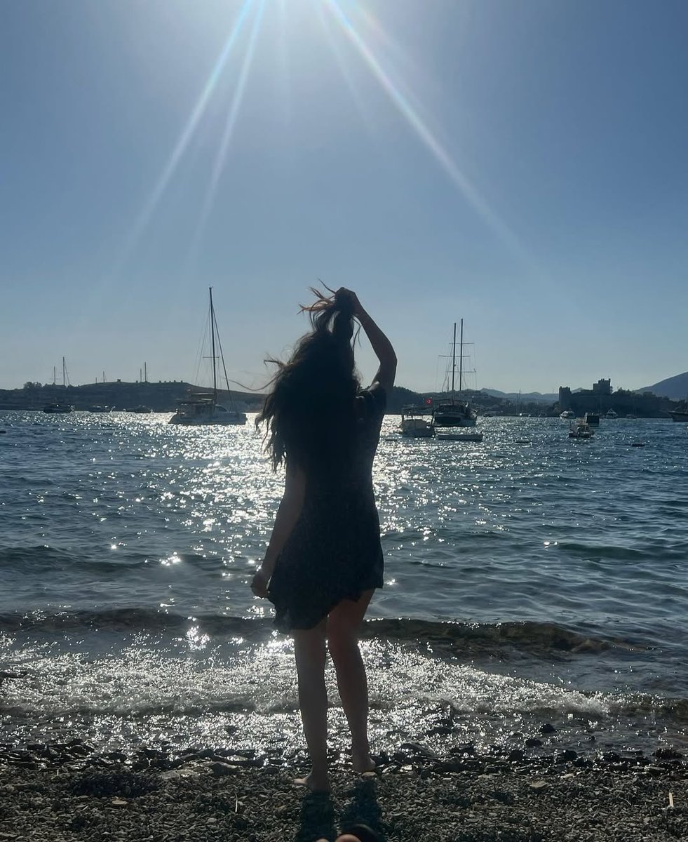 esraea82's tweet photo. Tubişin yeni paylaşımı 😍 denizi görünce içim gitti bol keyifler fıstık hanım #TubaBüyüküstün https://t.co/MccsxSCmIP