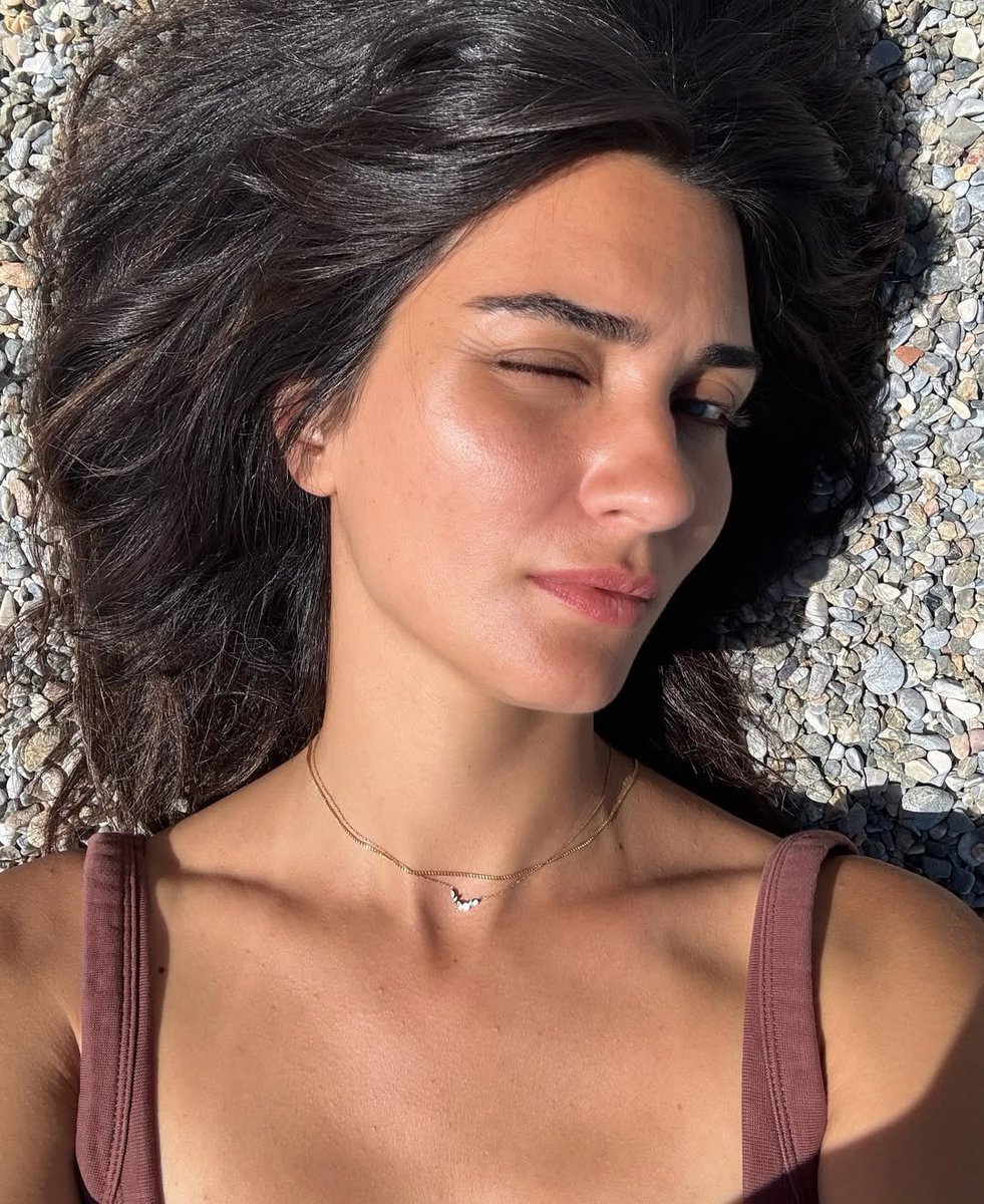 esraea82's tweet photo. Tubişin yeni paylaşımı 😍 denizi görünce içim gitti bol keyifler fıstık hanım #TubaBüyüküstün https://t.co/MccsxSCmIP
