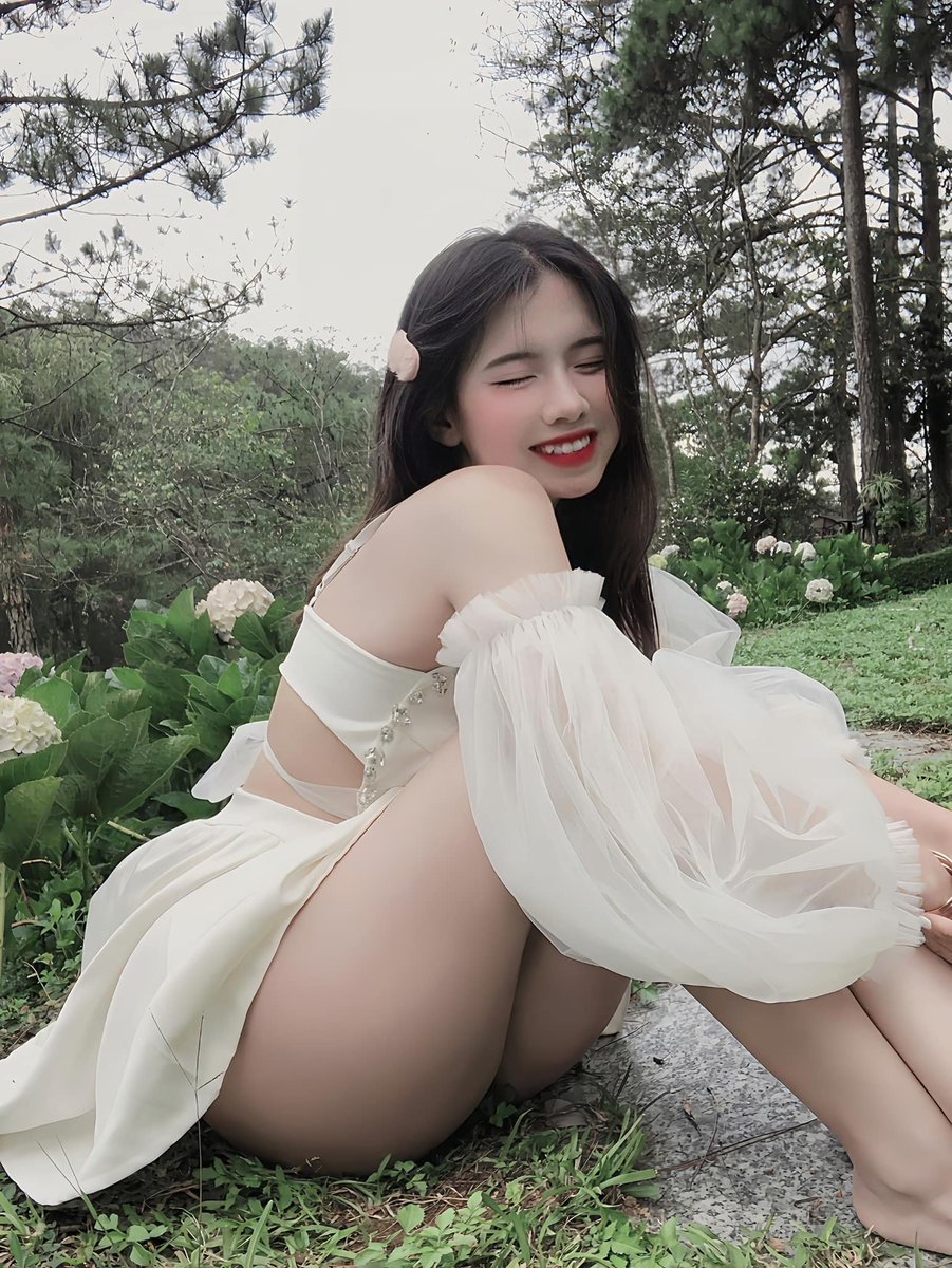 sugarppa31's tweet photo. Gái 1 con chông mòn con mắt https://t.co/dtjos7MQWP