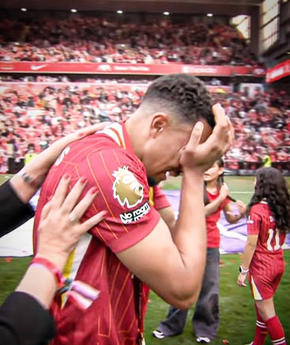 Le trop plein d’émotions pour Trent Alexander-Arnold 🏴󠁧󠁢󠁥󠁮󠁧󠁿 pour sa dernière avec Liverpool… 🥺

« 𝗗𝗨 𝗙𝗢𝗡𝗗 𝗗𝗨 𝗖Œ𝗨𝗥 𝗝’𝗘𝗦𝗣𝗘̀𝗥𝗘 𝗤𝗨’𝗨𝗡 𝗝𝗢𝗨𝗥 𝗟𝗘𝗦 𝗙𝗔𝗡𝗦 𝗥𝗘𝗖𝗢𝗡𝗡𝗔𝗜̂𝗧𝗥𝗢𝗡𝗧 𝗖𝗘 𝗤𝗨𝗘 𝗝’𝗔𝗜 𝗙𝗔𝗜𝗧 𝗣𝗢𝗨𝗥 𝗖𝗘𝗧𝗧𝗘 𝗘́𝗤𝗨𝗜𝗣𝗘 !

Il n'y a