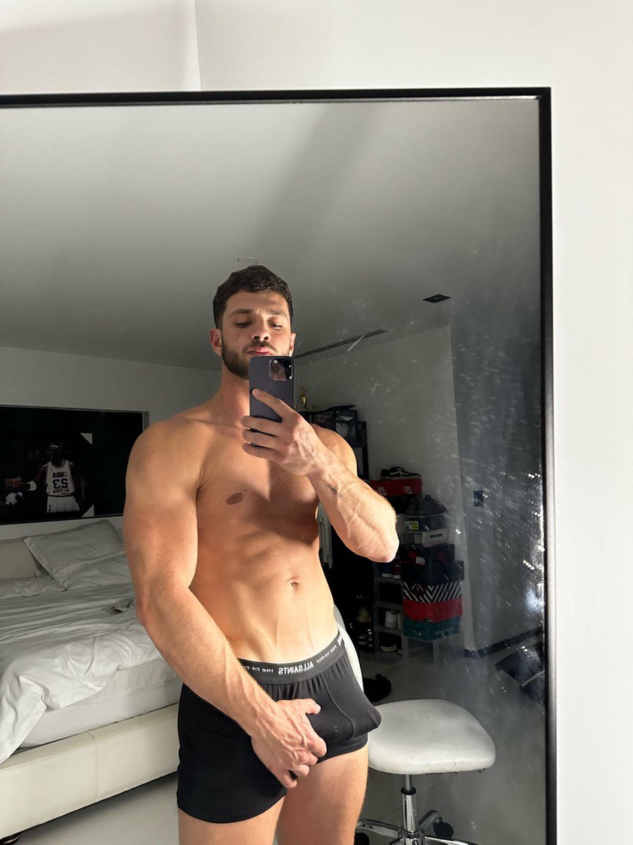 Type 'hi' for a hot pic in your dms