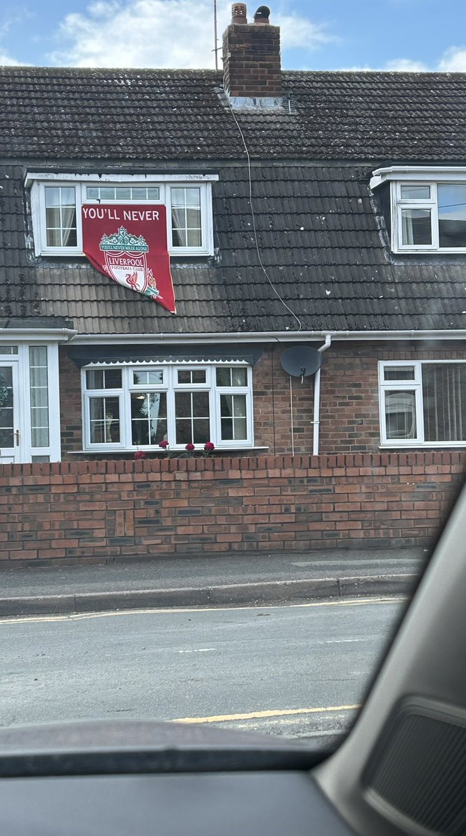I’m no footy fan

But I do see the passion &amp; commitment footy fans show 

This is the end of the lane where I live

Thought of you <a href="/Royston56428882/">ROY THE BOY 🏴󠁧󠁢󠁷󠁬󠁳󠁿</a> 
I don’t know you 
But know the battle you are fighting 

Hi from #telford to you &amp; <a href="/bigphil321/">Phil Rostron ⚽️👍🍻</a> 
#Liverpool #MUFC fans - friends