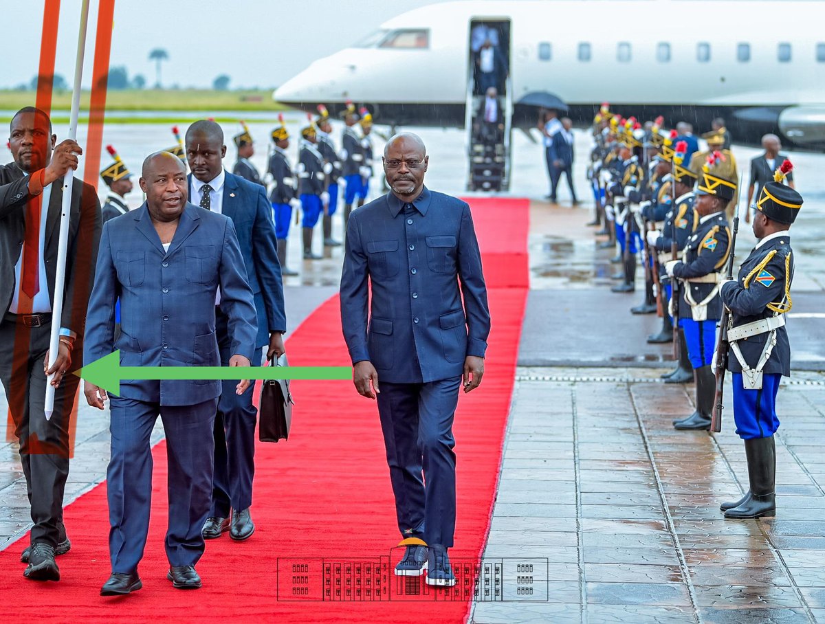 dr_dash250's tweet photo. 😅😅😅 bagiye bacomora wa mutaka bacururizaho ama unite aba ariwo batwikiriza Ndayishimye 😅😅😅

Amakuru mfite nuko imvura yaguye batabiteganyaga, bareba umwana wacuruzaga ama unite hafi aho bati dutize uwo mutaka!😅 

Reba ukuntu arwikoreye!

Nta Ndayishimye nta Tshisekedi bose ni kimwe! Reka babe inshuti bajye banahonderwa hamwe kuko bari disorganised biteye ubwoba.