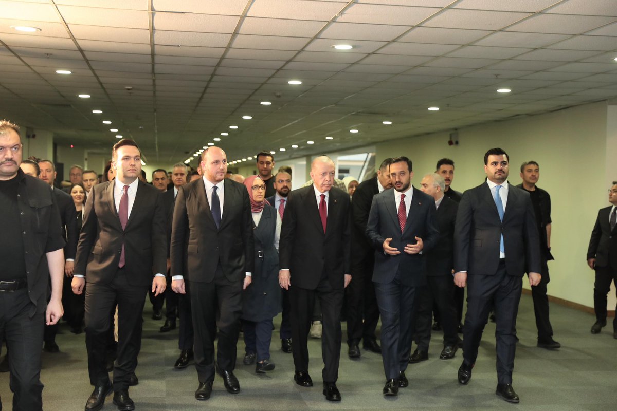 ZehraNurAydemr's tweet photo. Bu fotoğraf bugünden… 
Fotoğrafta AK Gençliğin damgası var.
Partimizin Teşkilat Başkanı, Genel Sekreteri, Gençlik Kolları Başkanı, İstanbul İl Başkanı… 
Hepsi Gençlik Kollarından yetişti.

Cumhurbaşkanımız ve Genel Başkanımız @RTErdogan, şimdiye dek biz gençlere hep ilk 11’de yer verdi.

Sayın Özgür Özel bu gerçeğin farkında… Ancak farkında olmadığı bir husus var:
Gençler, kendilerini dinleyen, onlara değer veren, masada yer açan, yalnızca geleceği değil bugünü de emanet eden bir liderin yanında yürürler.

Gençleri sokağa döküp polisle karşı karşıya getiren, üniversiteleri karıştırmaya çalışan, gençleri yolsuzluklara kalkan yapan bir partinin genel başkanının AK Gençliğe bir çağrısı ya da telkini olamaz. Olsa da sinek vızıltısı kadar kıymeti olmaz.

Siz ilk partinizde siyaset yapan gençlere topu verin de maçın nasıl bir şey olduğunu görsünler!