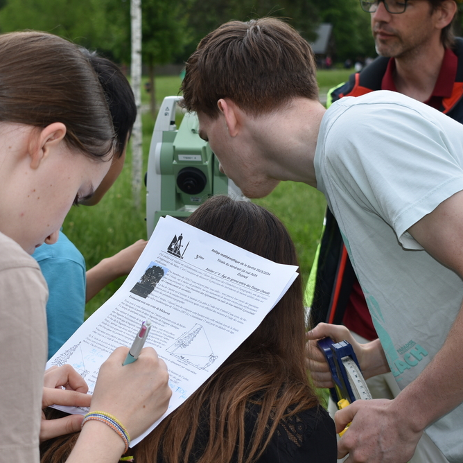 RallyeMath72's tweet image. Courbe du Dragon 🐉, escape game 🔑, planétarium 🪐, horloge binaire ⏲️, balances ⚖️, cyclisme et olympisme 🚲, croix de bûcheron  📐... 

Quel était votre atelier préféré 🤩 l'an passé ? 
Mais surtout, que vous prévoient 😋 cette année les organisateurs ? 

➡️ Réponse le 13 juin