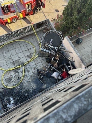 #Incendie|| BÉZIERS Nous sommes intervenus Rue Raspail pour un feu d’appartement au R+1 d’un immeuble à usage d’habitation en R+5 Après reconnaissance le🔥se situait sur la terrasse Seule la fumée est rentrée dans l’appartement concerné &amp; dans  les parties communes #InfoFlash