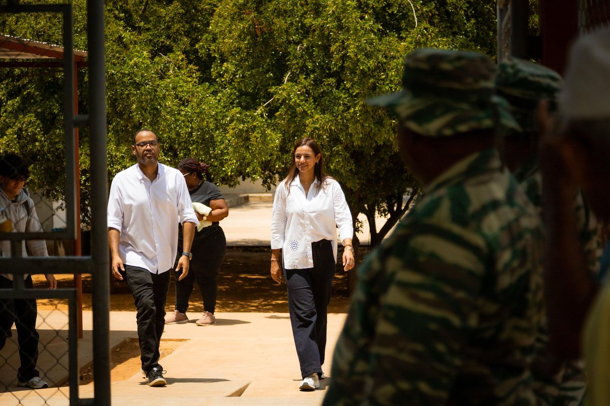 Este voto por el Zulia va en equipo.
En compañía de <a href="/vanessalinaresh/">Vanessa Linares De Ramírez</a> ejercí mi derecho. Si <a href="/RafaelRamirezC/">Rafael Ramírez Colina</a> estuviese en libertad, hoy habría votado desde muy temprano. Los demócratas defendemos la vía electoral y cívica. Nadie nos robará la esperanza. #Elecciones2025