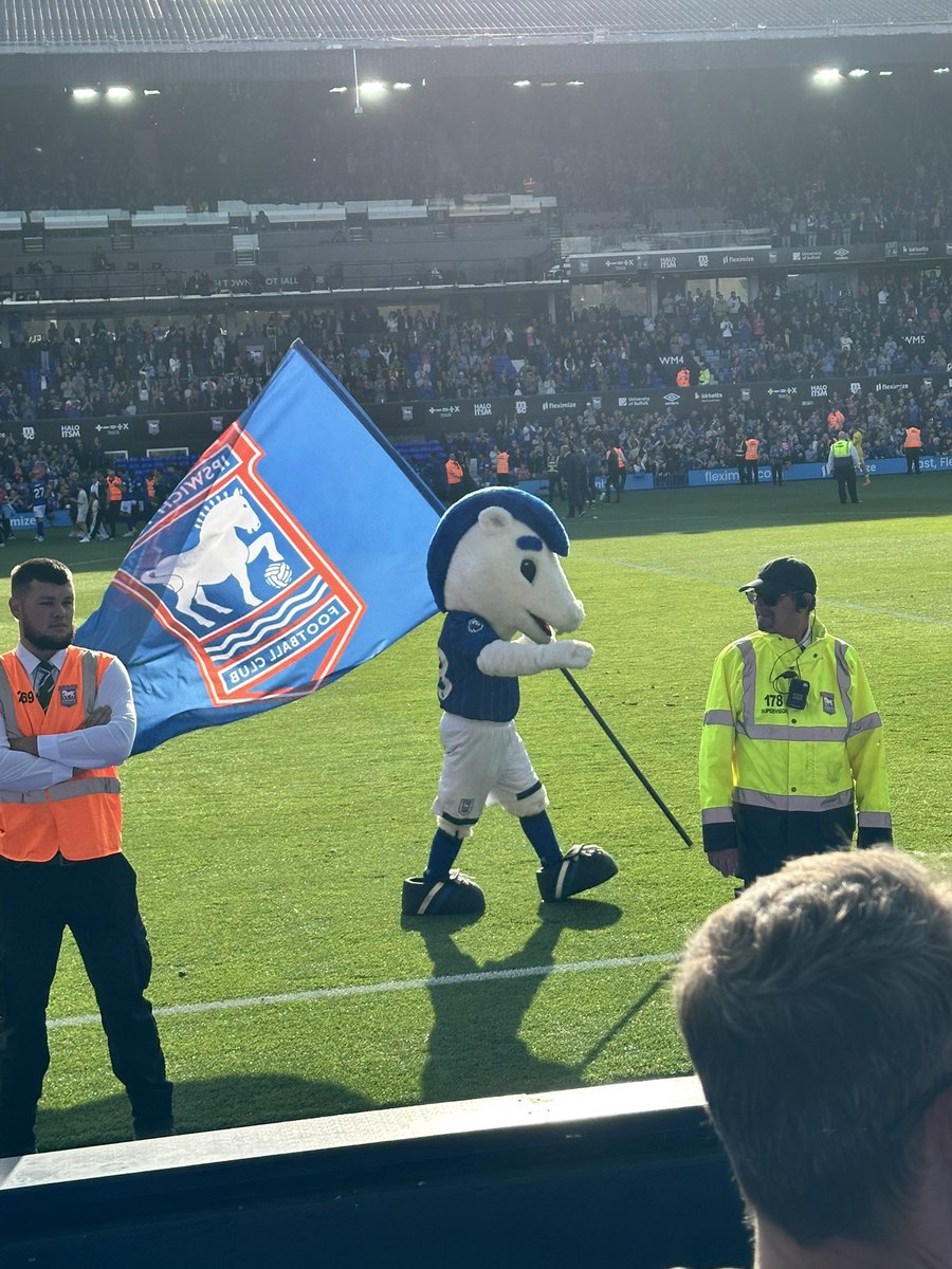 parny's tweet photo. @ItfcBluey @CrazeeITFC thank you for always making me and my family smile over the years 💙 #itfc https://t.co/e5nAJ6IlG0