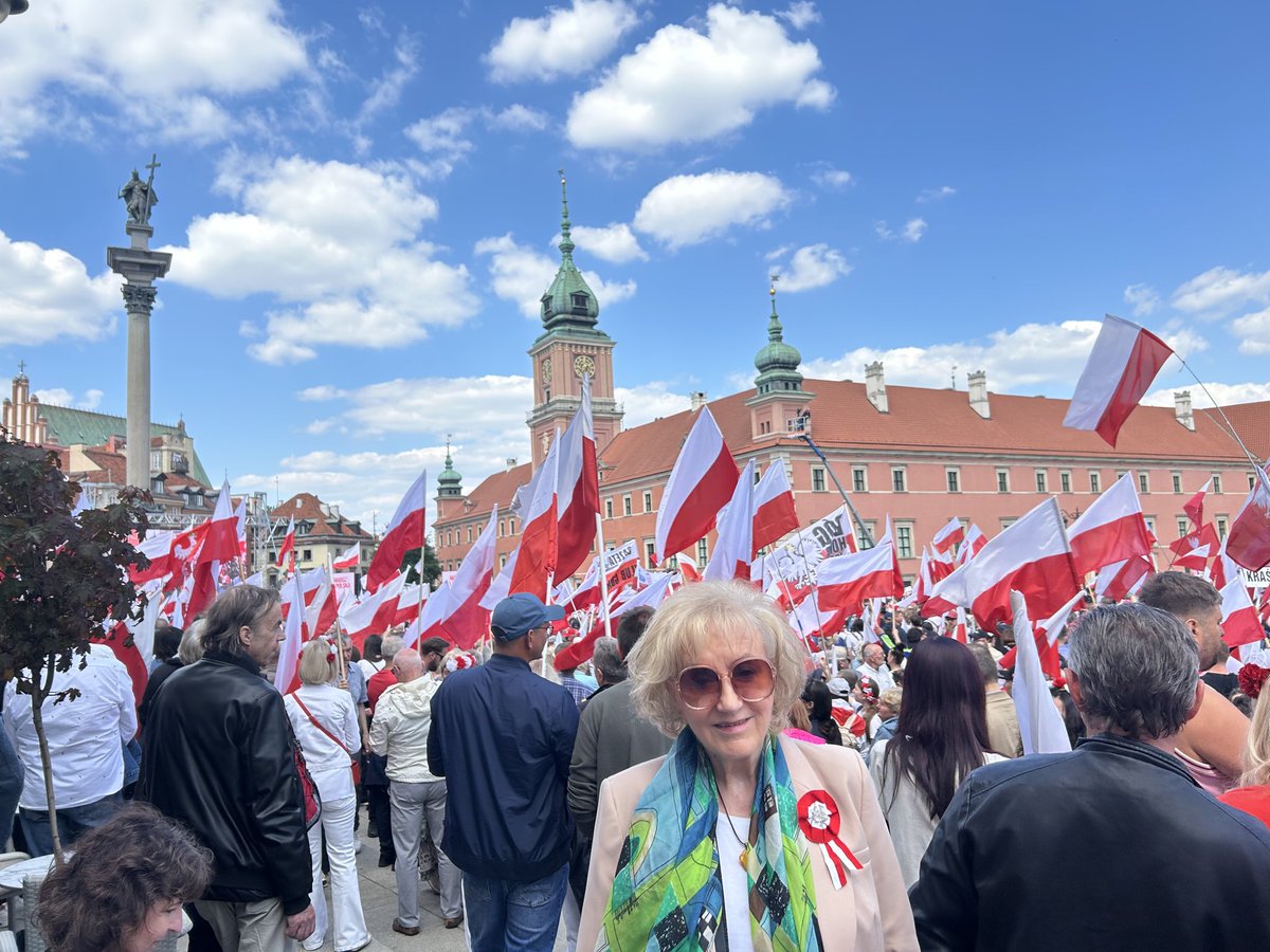 Morze biało-czerwonych flag, niesamowita energia, życzliwość, pogodą ducha i konsekwencja - taką drogę do zwycięstwa wybrali uczestnicy dzisiejszego #MarszZaPolska  #ObywatelskiKomitetPoparciaKarolaNawrockiego <a href="/NawrockiKn/">Karol Nawrocki</a> <a href="/szefernaker/">Paweł Szefernaker 🇵🇱</a> <a href="/PiotrGlinski/">Piotr Gliński</a>