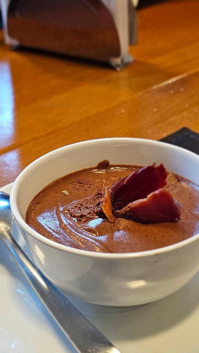 Tweetsdoigo's tweet photo. @anatisb hmmm mousse de chocolate com crumble de bacon hmmmm https://t.co/R7FL8n680O