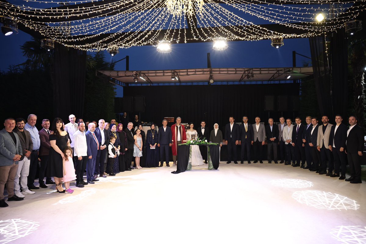 Önceki dönem Erenler Belediye Başkanımız Rahmi Şengül’ün oğlunun düğün cemiyetine katıldık. Şengül ve Bayraktar ailelerini tebrik ediyor, Yasin ve İrem kardeşlerimize de mutluluklar diliyorum.