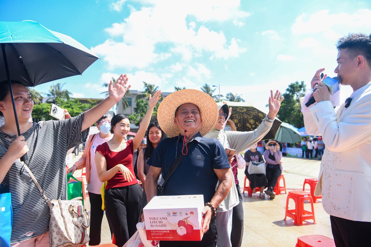 ExploreHaikou's tweet image. 🌴🍒【#LITCHI ALERT!】
Sweet season unleashed! The 2025 #Haikou Volcanic Litchi Festival kicks off at Sanmenpo Town🌞✨
👇Watch workers expertly packing volcano litchi fruits for nationwide delivery 🚚
#Lychee #LycheeLovers #tropicalfruits
（photo by Yang He)