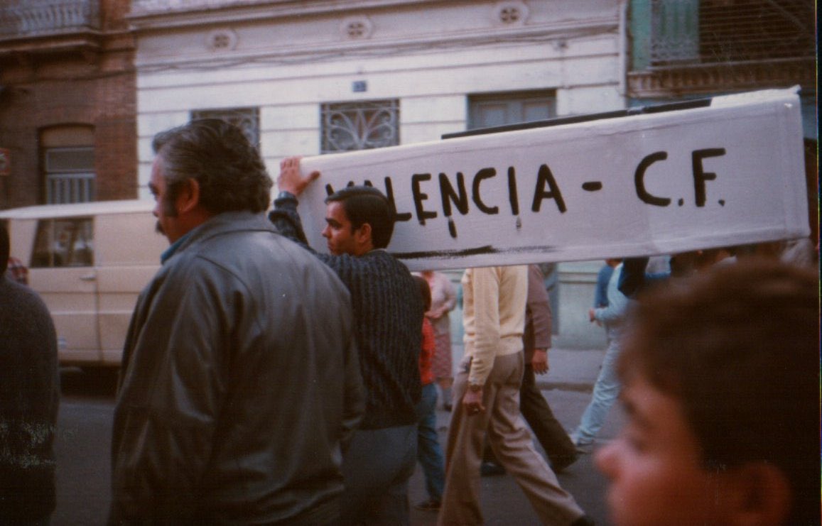 Que no hombre, que no, que no me alegro ni lo más mínimo. Que los que no vivís aquí en el Cabanyal no sabéis lo gentuza y asqueroso que son. Que tenían el ataúd preparado de verdad desde hace dos temporadas (que se lo van a tener que seguir metiendo por el culo)