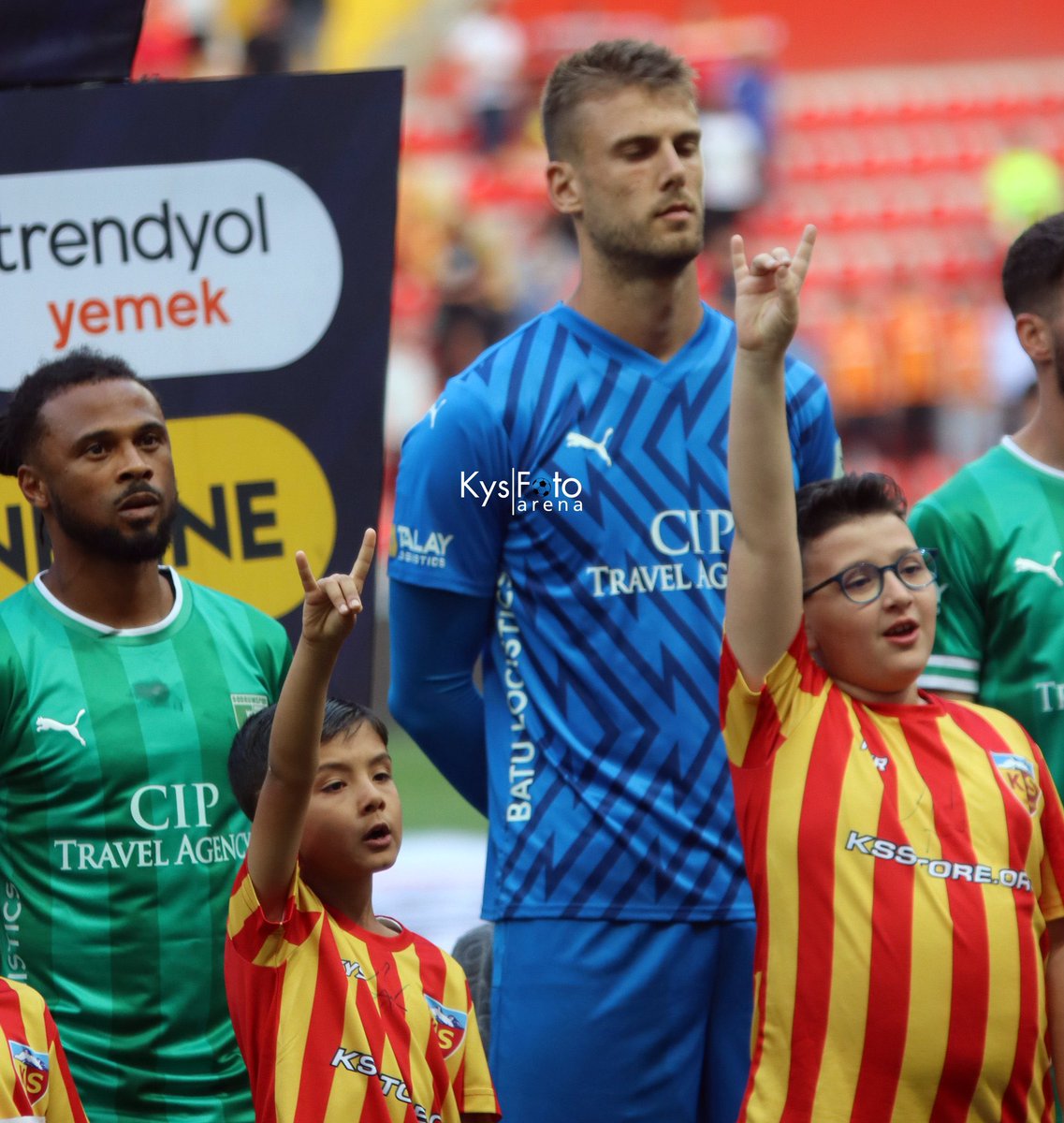 Bellona Kayserispor-Sipay Bodrumspor maçı öncesi yapılan seremonide yer alan çocuklar kameralara 'bozkurt selamı' verdi. 🇹🇷🐺