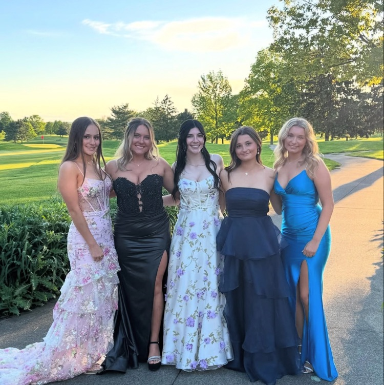 RoyaltonSchools's tweet photo. NRHS Prom 2025! https://t.co/OJxZYfRmZy