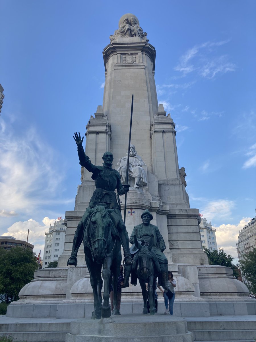 👸: Ty jsi můj Don Quijote — blázen s velkým srdcem. Já tvůj Sancho Panza — nohama na zemi a svačina v batohu.