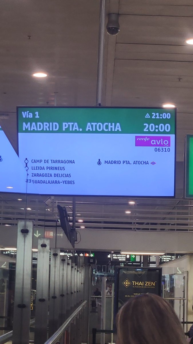 danigarvire's tweet photo. @Renfe nos dicen en BCN que nuestro tren sale una hora tarde pero los del tren de las 21:05 a atocha ya están pasando... Va a haber que hacer reembolsos. https://t.co/jaEmYJu9Wi
