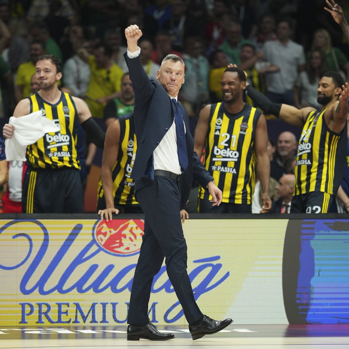 🚨 EL FENERBAHÇE ES CAMPEÓN DE EUROPA

🇹🇷 El equipo turco gana la segunda Euroliga de su historia tras derrotar al AS Mónaco en la final (81-70)

🏆 Jasikevicius se convierte en el primer técnico en ganar la Euroliga moderna como jugador y como entrenador