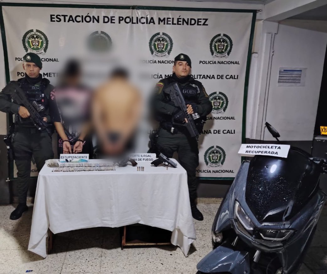 PoliciaCali's tweet photo. 🚨 Capturados por hurto en la Comuna 18 de #CaliCo. Uno de ellos conducía una motocicleta hurtada y el otro sostenía la placa de identificación reportada como hurtada horas antes.
Se les incautaron dos armas de fuego que utilizaban para cometer los ilícitos. #PlanChoque https://t.co/Je8cDU5ZuJ
