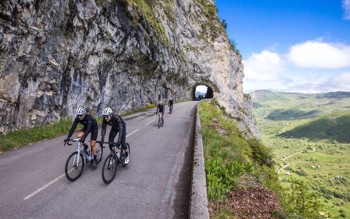 De stage por Pirineos.
Qué bonito está todo y mucho más si te toca un día bueno .
Sueños ciclistas ha sido nuestra frase desde que empezamos y ver que se cumplen es un subidón 
#pirineos #pyrenées #viajesciclistas