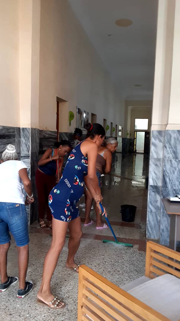 DGS_CH's tweet photo. Así son los trabajadores de la salud Centrohabanera que dan muestra que no solo tienen un alto compromiso con cuidar la salud de nuestro pueblo sino de mantener nuestras instituciones limpias y organizadas. Meteoro 2025. Unidos somos más fuerte https://t.co/i6aTEhURZo