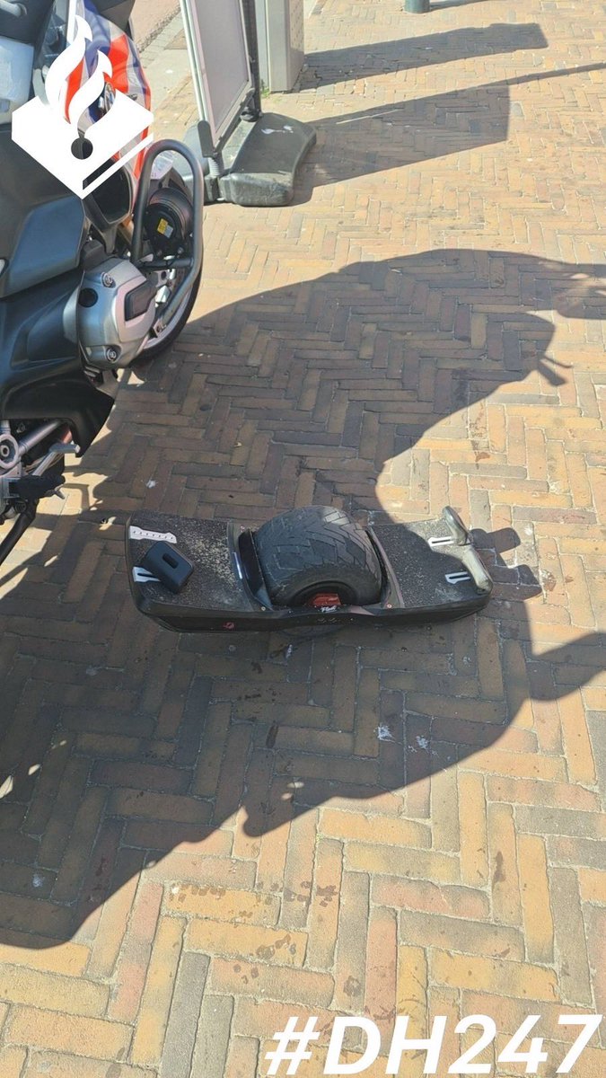 POL_AlphenadRyn's tweet photo. Tijdens een van onze surveillances werd een monowheel met berijder gezien. Nog steeds verboden voor de openbare weg en dus wilde onze motorrijder een stopteken geven. De berijder van de monowheel zag onze motorrijder, stapte af en verstopte zich. #bekeuring ^RK https://t.co/jB7cHkWTKg