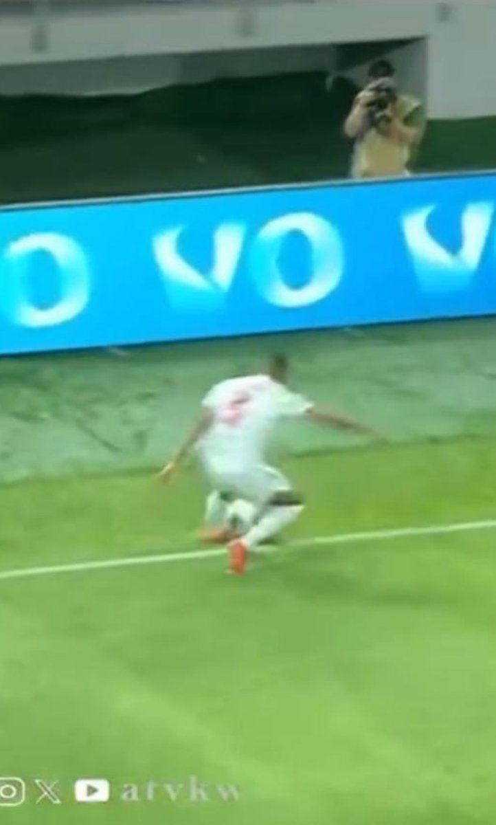 فقط لنادي الكويت

يسمح لهذه الكره ان يسجل منها هدف الفوز

ملاحظه : بوجود الڤار